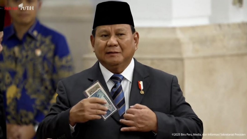 Momen Wakil Kepala BPKP Agustina Arumsari Beri Uang Kuno ke Prabowo: Ada Tanda Tangan Pak Soemitro 