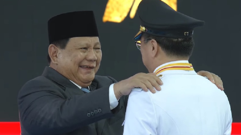 Momen Prabowo Sematkan Tanda Pangkat ke Kepala Daerah usai Pelantikan