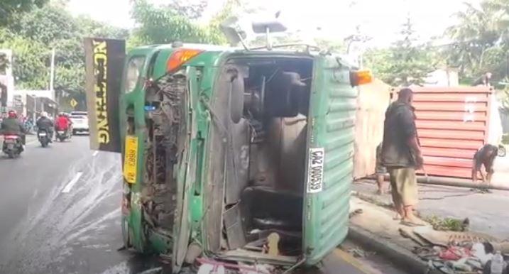 Truk Kontainer Terguling di JLS Salatiga, Arus Lalin Solo-Semarang Macet