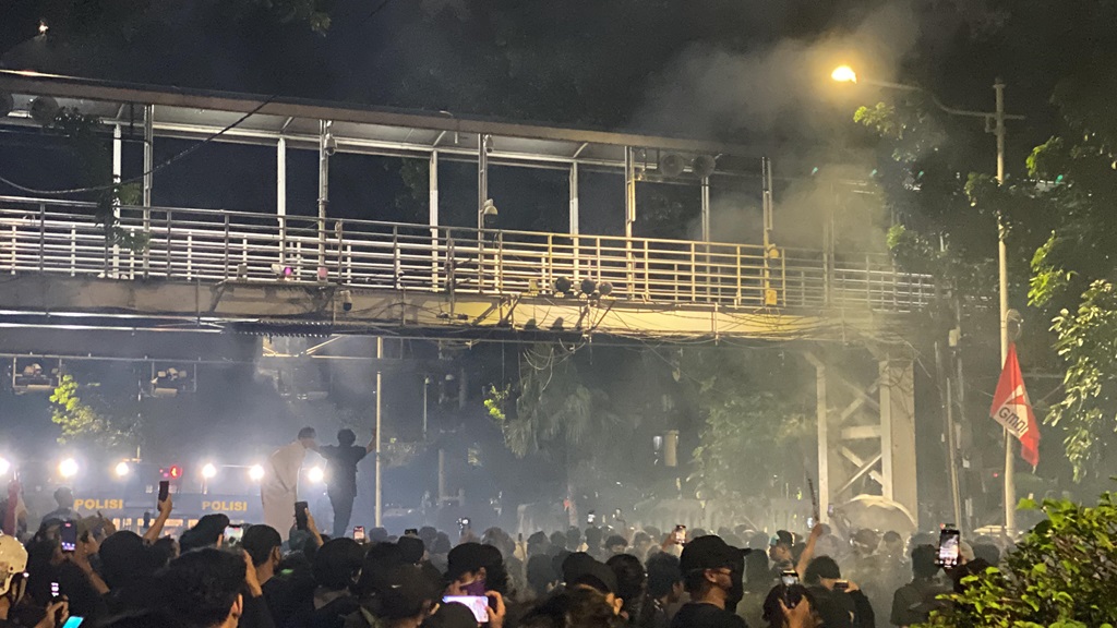 Demo Indonesia Gelap di Patung Kuda Mulai Ricuh, Massa Lempar Molotov hingga Nyalakan Petasan 