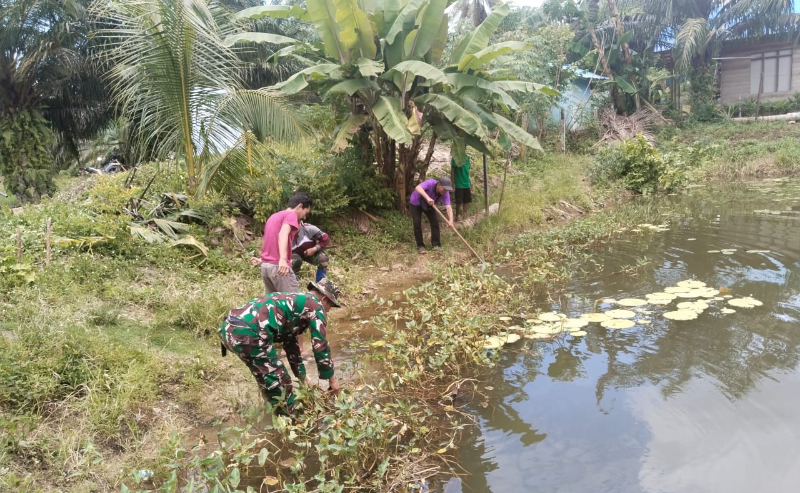 Perbaiki Akses Air, Satgas TMMD dan Masyarakat Gotong Royong Bersihkan Embung