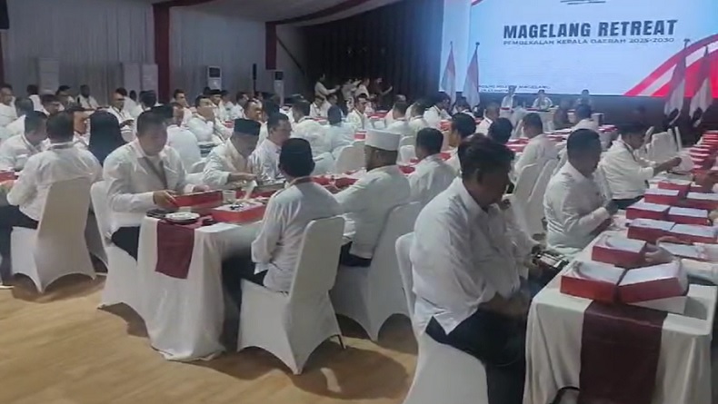 Potret Kepala Daerah Makan Siang di Akmil bak Tentara, Diawali Bunyi Lonceng