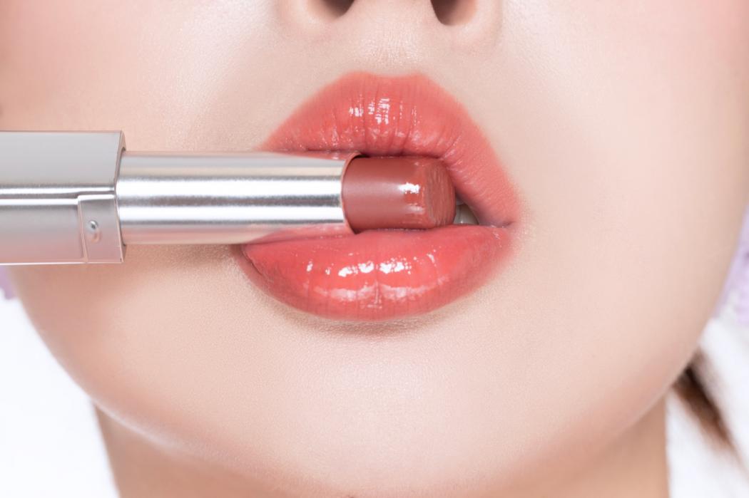Bibir Ombre yang Cantik dari 2 Tinted Lip Balm Ini!