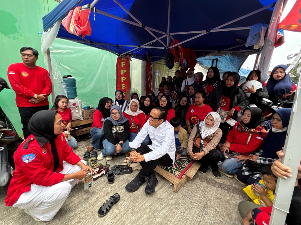 Wamenaker Sidak Pabrik Bulu Mata di Garut yang Pailit, Ingatkan Pesangon 2.079 Karyawan