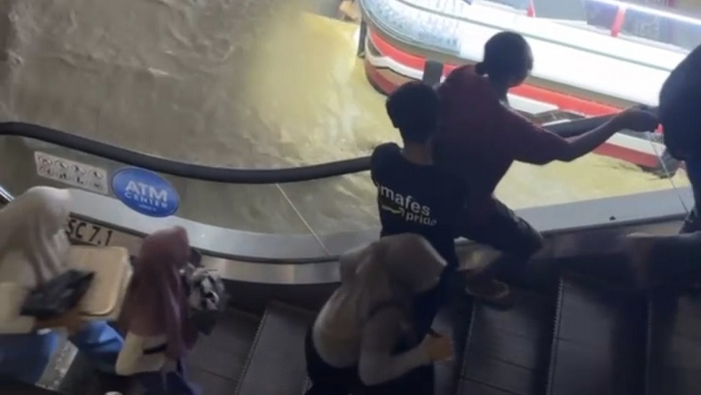 Geger! Banjir Terjang Mal di Bekasi, Warga Panik Berlarian