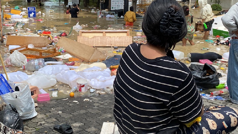 Penampakan Mega Bekasi Hypermall Diterjang Banjir, Barang Dagangan Berserakan