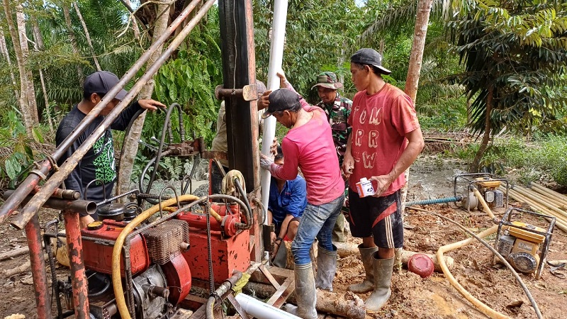 Satgas TMMD ke-123 Gotong Royong Buat Sumur Bor untuk Masyarakat Desa Talusi