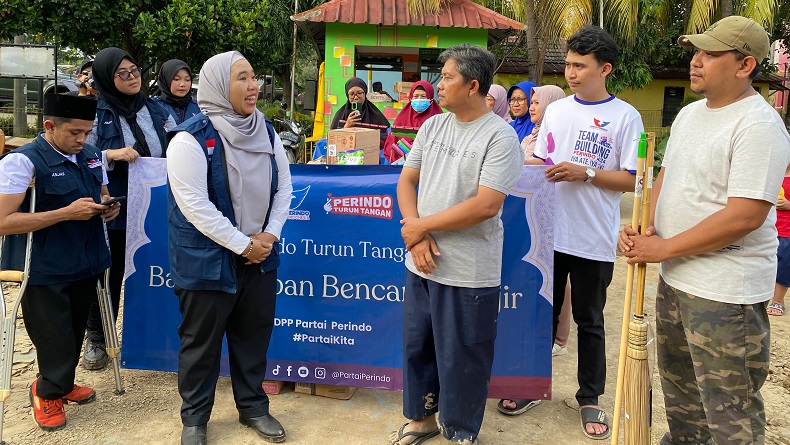 Dapat Bantuan Partai Perindo, Warga Bekasi: Alhamdulillah, Sangat Membantu