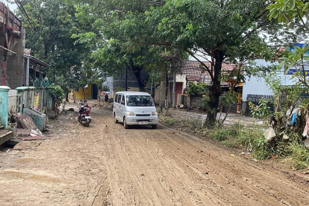 Lumpur Sisa Banjir di Gunung Putri Bogor Masih Tebal, Pemotor Sering Jatuh