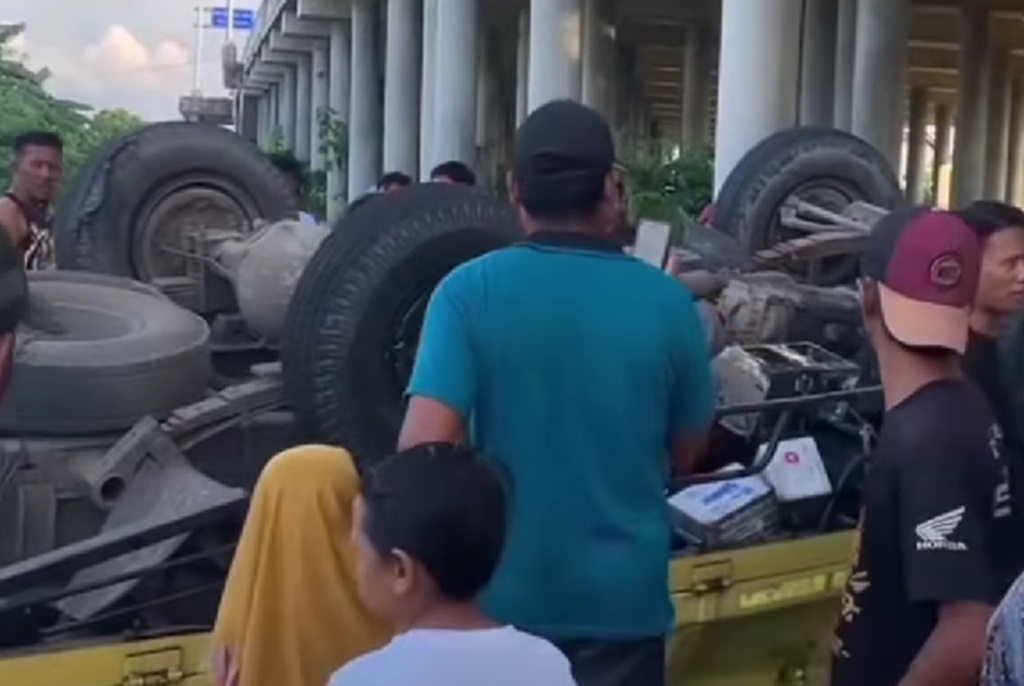 Kecelakaan Truk Terjun Bebas dari Tol Cibitung, 2 Orang Jadi Korban ...