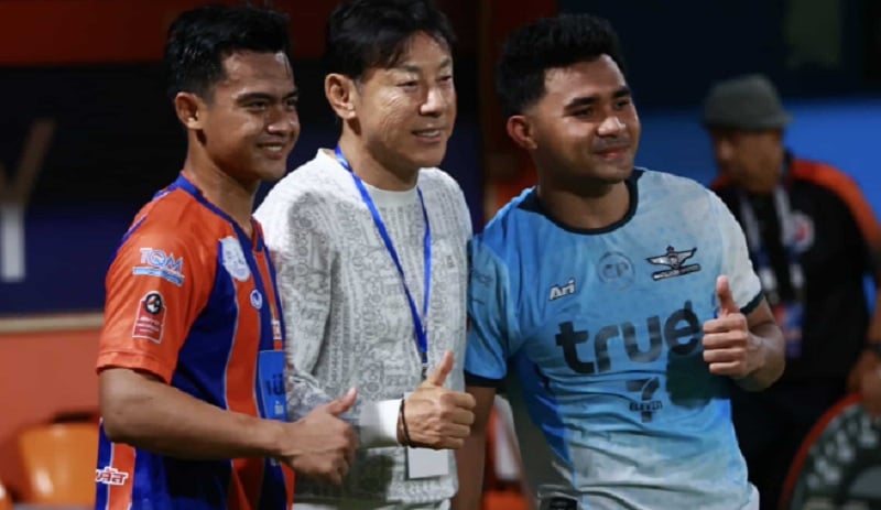 Shin Tae-yong Asyik Ngobrol dengan Arhan dan Asnawi di Thailand, Bahas Apa?