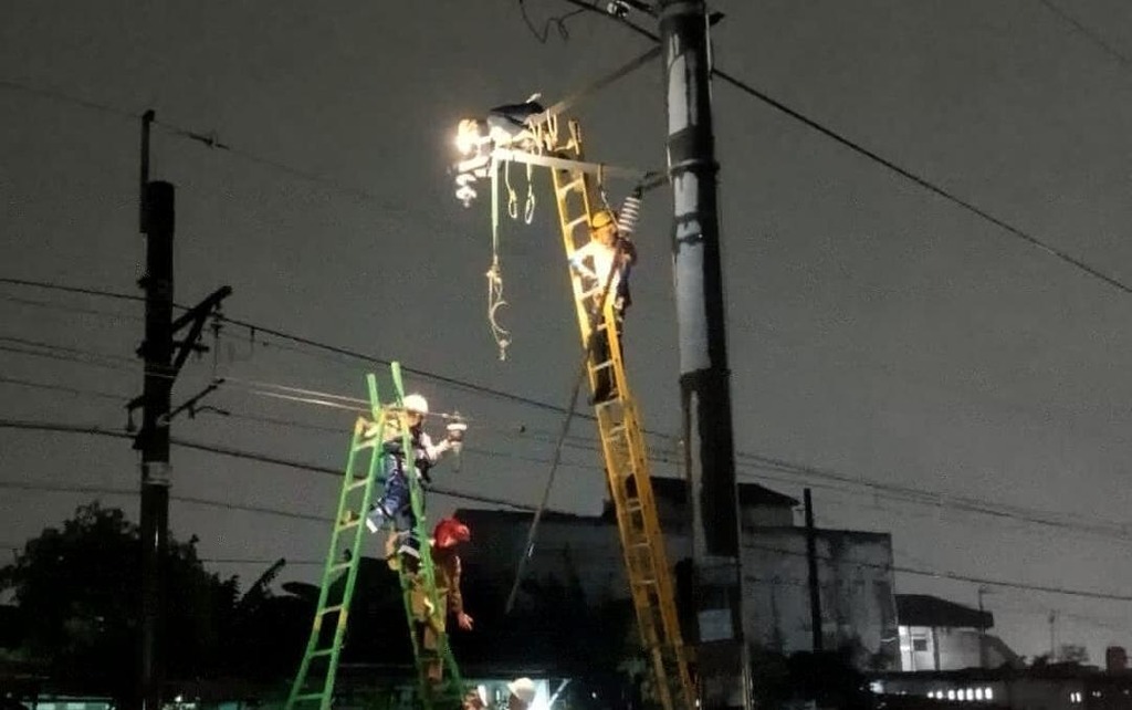 Perjalanan KRL Cikarang-Tambun Terhenti gegara Gangguan Jaringan Tiang Listrik
