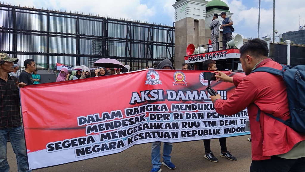 Massa Pro dan Kontra RUU TNI Datangi Gedung DPR