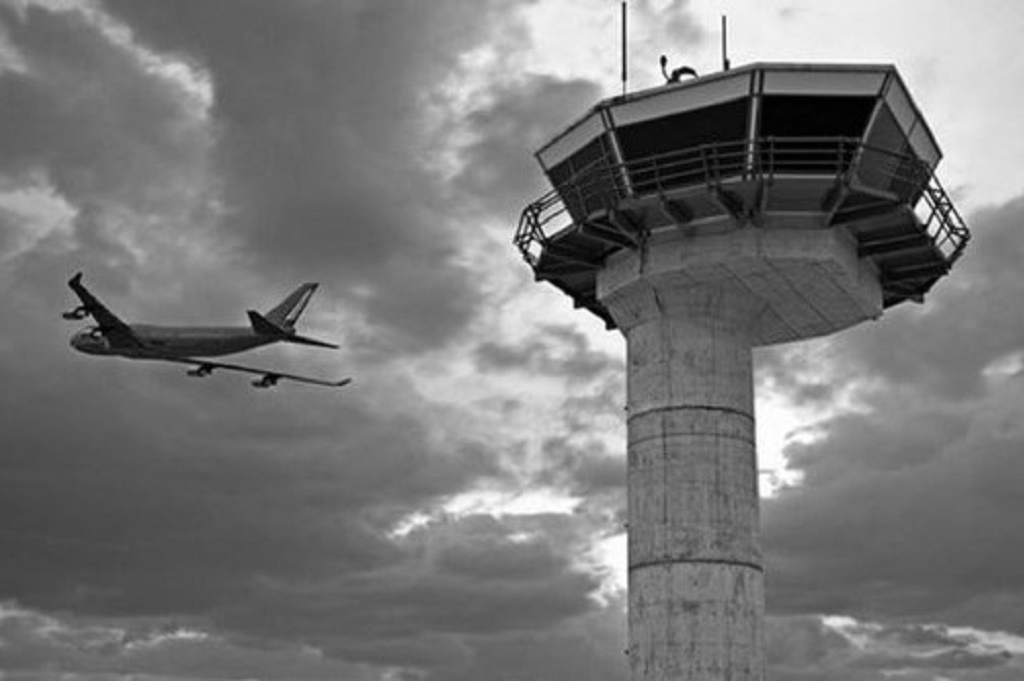 Cuaca Buruk, Pesawat Super Jet Terbang Rendah Kagetkan Warga Flores