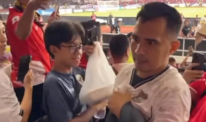 Viral Marselino Ferdinan Lempar Jersey untuk Bocah di Tribune, tapi Dibawa Kabur Penonton Lain