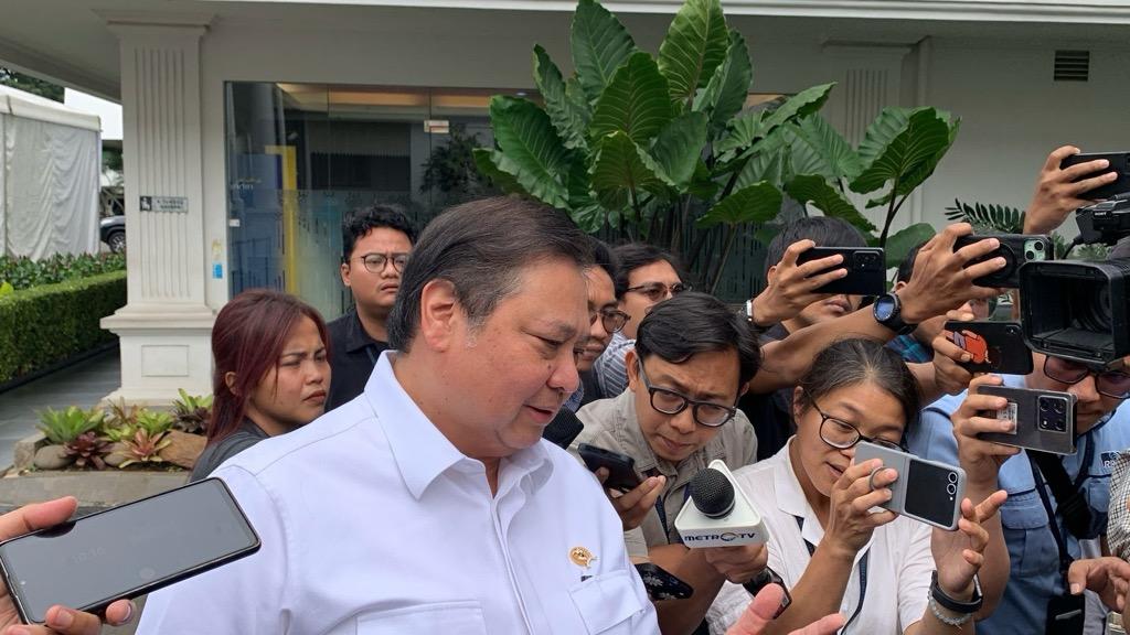 Rupiah Nyaris Sentuh Rp16.700 per Dolar AS, Airlangga: Naik Turun Biasa Saja