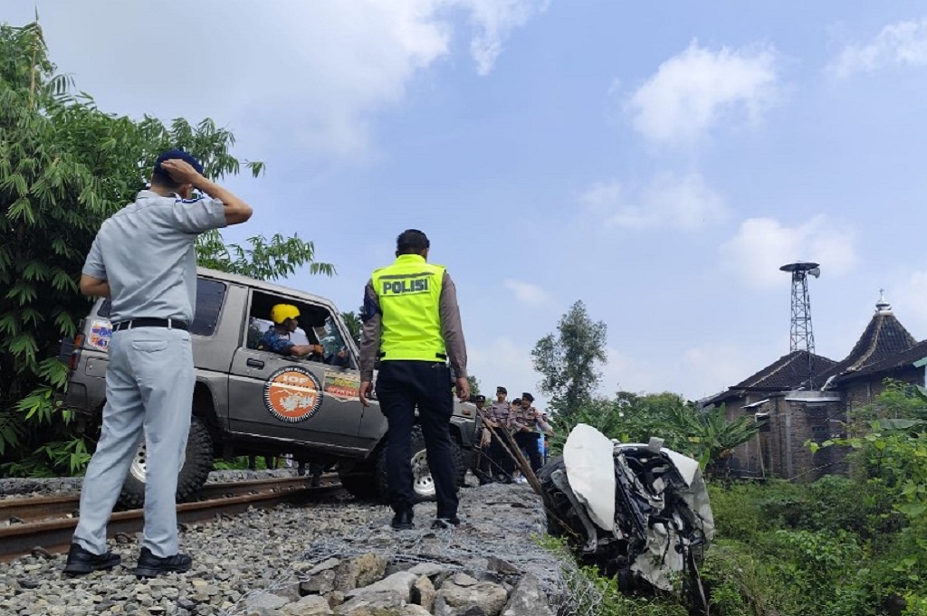Terungkap! 4 Korban Tewas Mobil Tertabrak Kereta di Sukoharjo Rombongan Pemudik dari Jakarta
