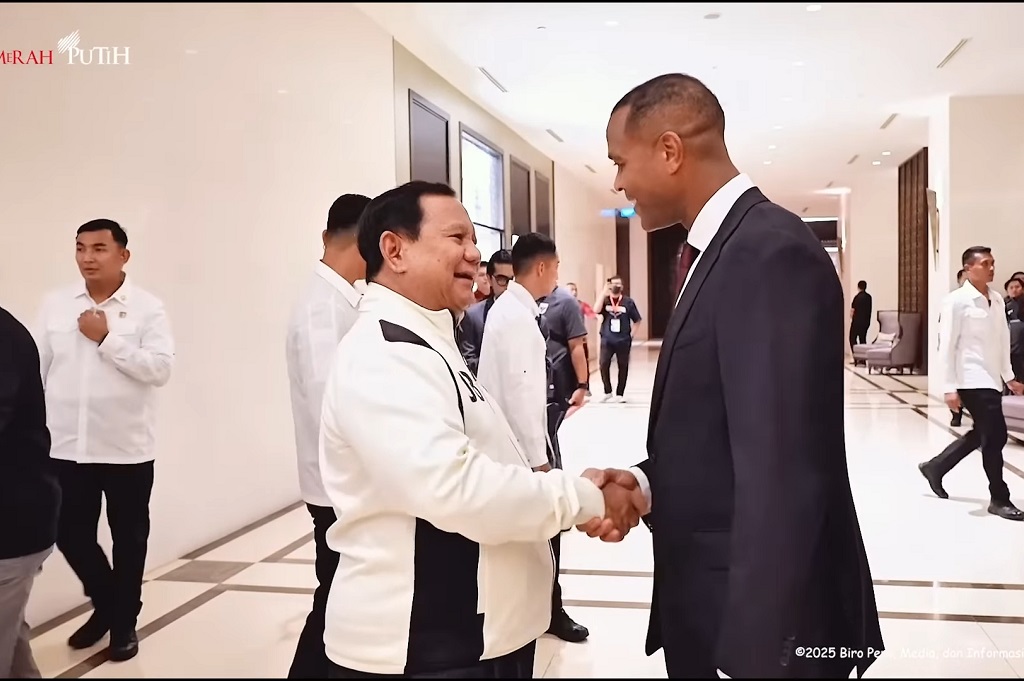 Momen Prabowo Salami Kluivert dan Para Pemain Timnas Jelang Laga vs Bahrain