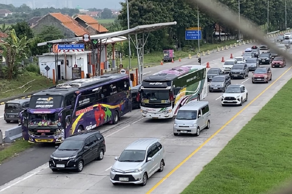 Tol Cipali Padat Merayap, Banyak Kendaraan Berhenti di Bahu Jalan