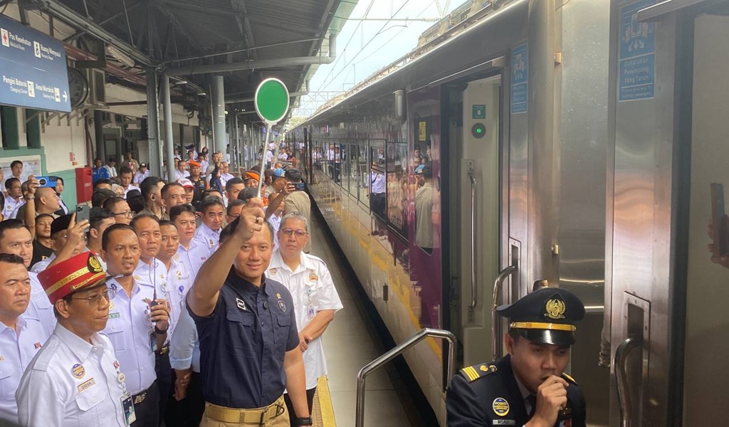 AHY Sambangi Stasiun Pasar Senen, Cek Kesiapan Kereta hingga Lepas Keberangkatan Pemudik