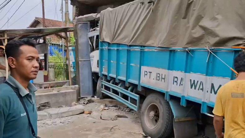Kecelakaan di Tulungagung, Pemotor Tewas Terjepit Antara Roda Truk dan Tembok Warung