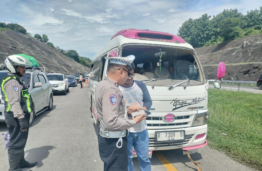 Kecelakaan Minibus Travel di Km 183 Tol Cipali, 2 Penumpang Dievakuasi ke RS