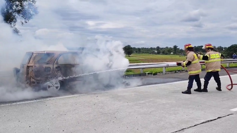 Toyota Rush Dikendarai Warga Surakarta Terbakar di Tol Nganjuk saat Jemput Keluarga Mudik