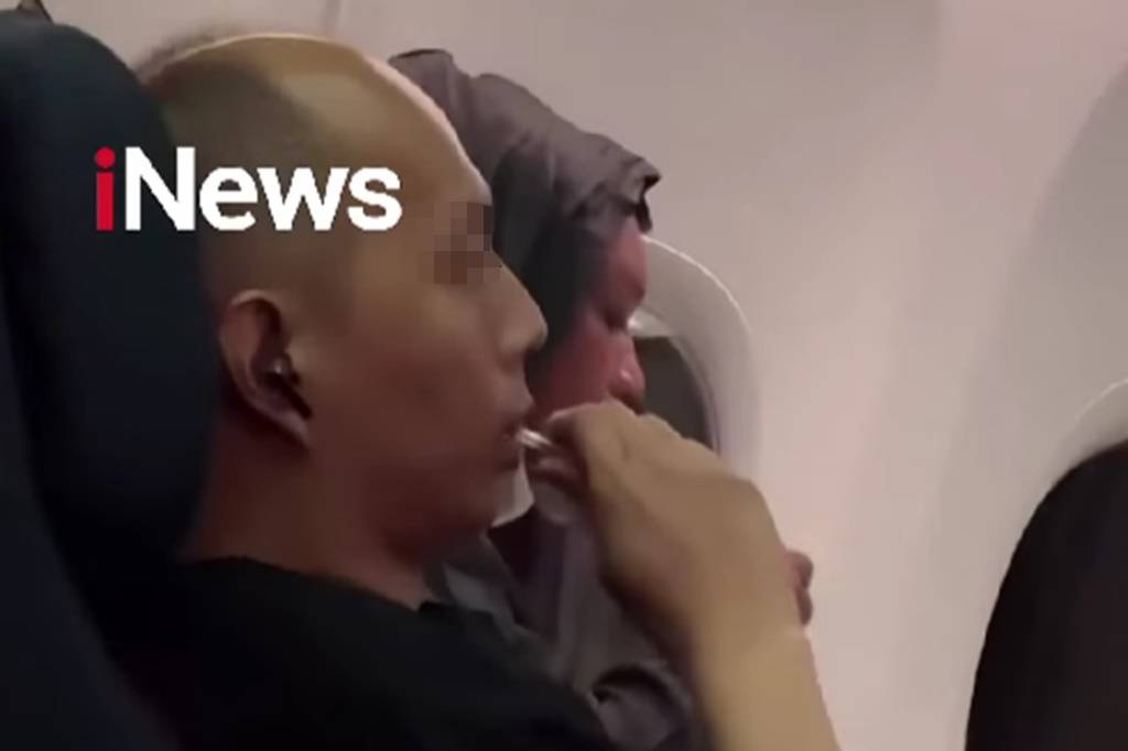 Viral Penumpang Business Class Nge-vape di Pesawat, Santai Buang Uap Sambil Merem