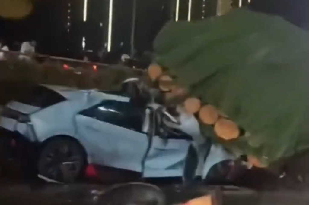 Ngeri! Penampakan Hyundai Ioniq Hancur usai Tabrak Truk di Cengkareng