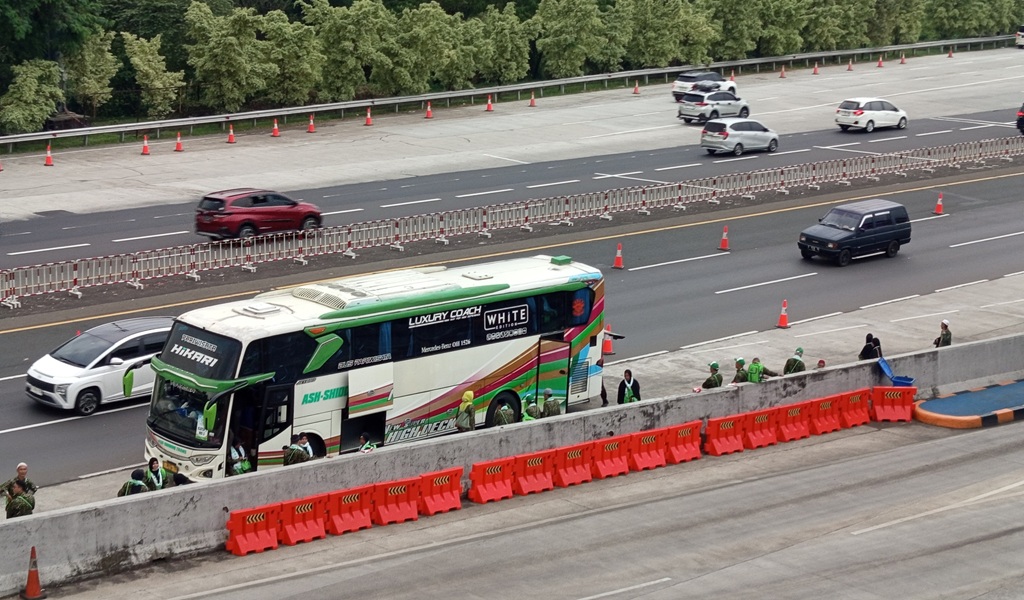 Bus Jemaah Umrah asal Subang Mogok di GT Cikatama, Penumpang sempat Telantar di Pinggir Tol