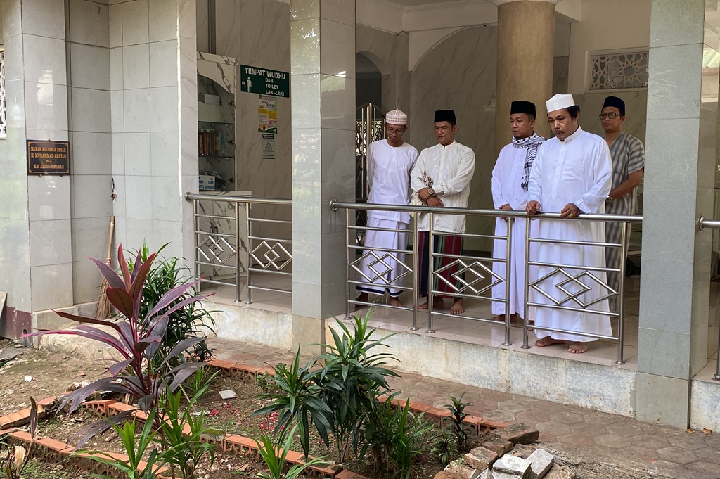 Anggota DPRD Jakarta Dina Masyusin Salat Id di Rawa Buaya, Lanjut Ziarah Kubur-Sowan ke Kiai