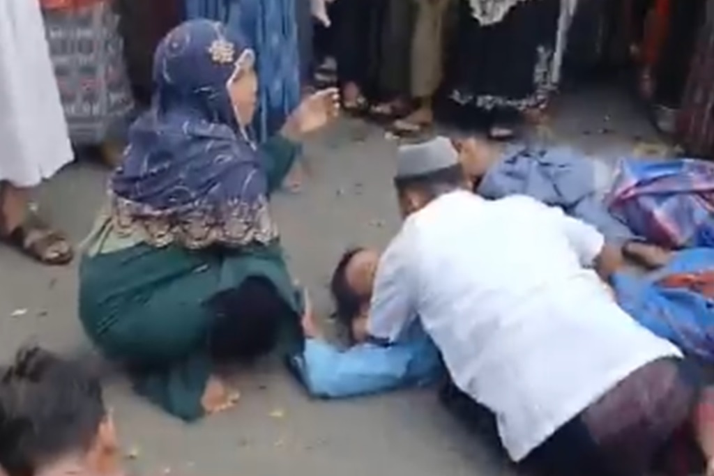 Penampakan Jemaah Salat Idul Fitri Terkapar usai Tertimpa Pohon Tumbang di Pemalang
