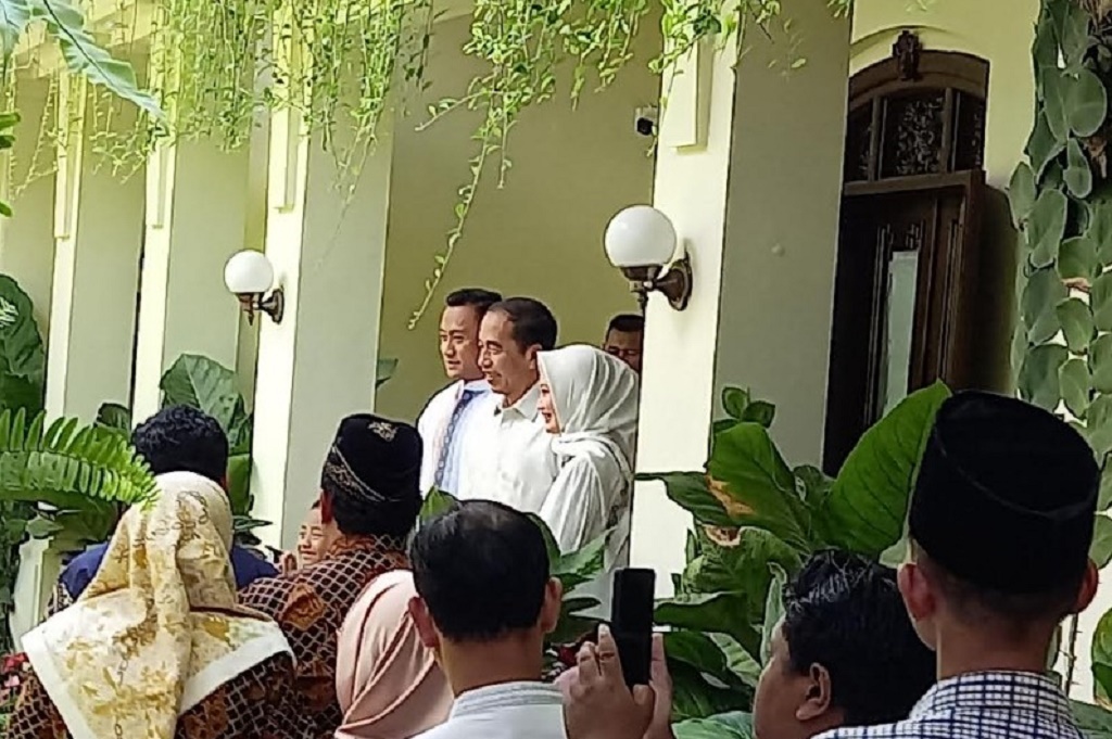 Tak Gelar Open House, Rumah Jokowi Tetap Ramai Didatangi Ratusan Warga saat Lebaran