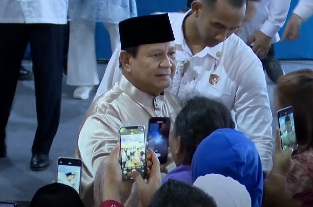 Momen Prabowo Keliling Istana Salami Warga saat Open House