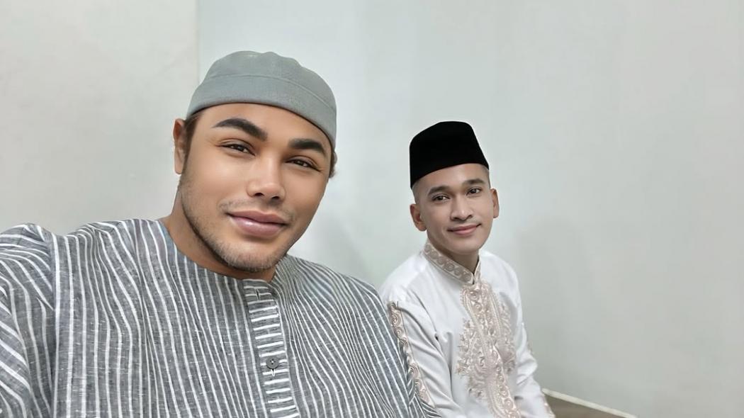 Ruben Onsu Sholat Ied Perdana Ditemani Ivan Gunawan