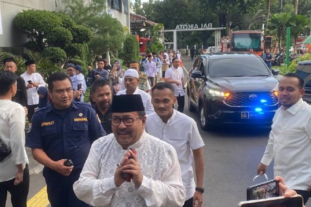 Rano Karno Salat Idul Fitri di Masjid Fatahillah Balai Kota Jakarta