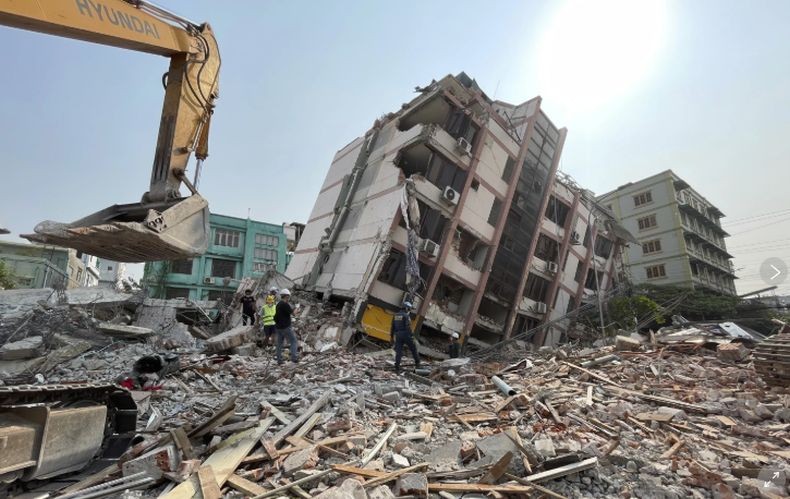 Korban Tewas Gempa Myanmar Dekati 3.000 Orang, Bau Busuk Tercium di Sekitar Bangunan Runtuh