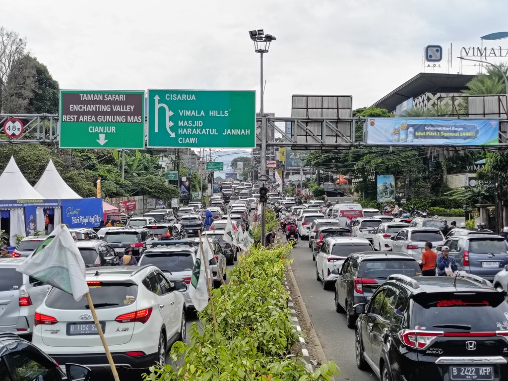 Volume Kendaraan Meningkat di Jalur Wisata Puncak, One Way Diberlakukan