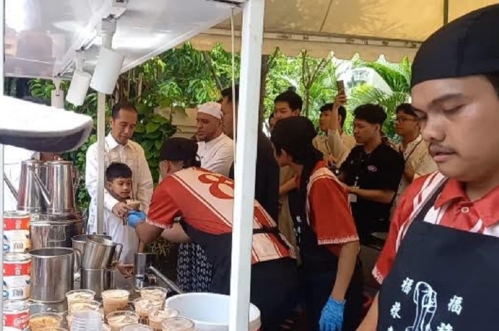 Lebaran Hari Kedua, Jan Ethes Pesan Teh Tarik di Depan Rumah Jokowi