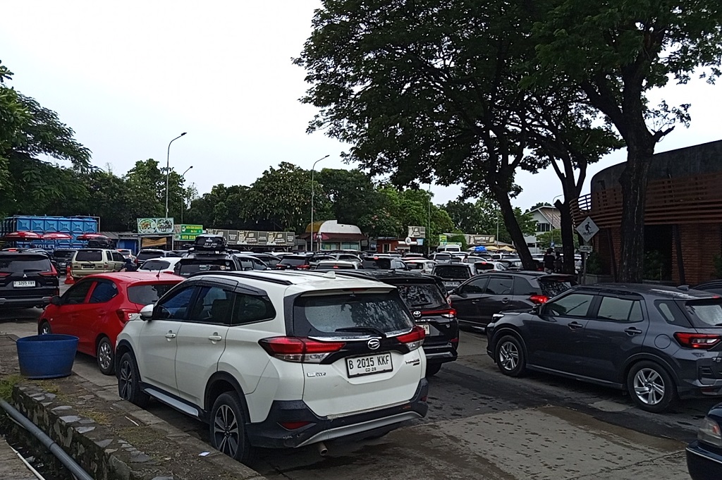 Pemudik ke Arah Trans Jawa Masih Ramai di H+1 Lebaran, Rest Area Tol Japek Penuh