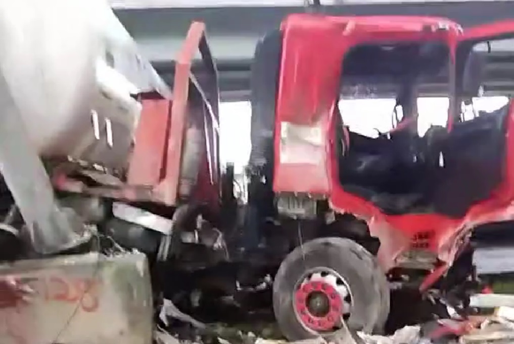 Kecelakaan Truk Tangki Gas Dekat GT Cikunir, Kendaraan Melintang di Jalan