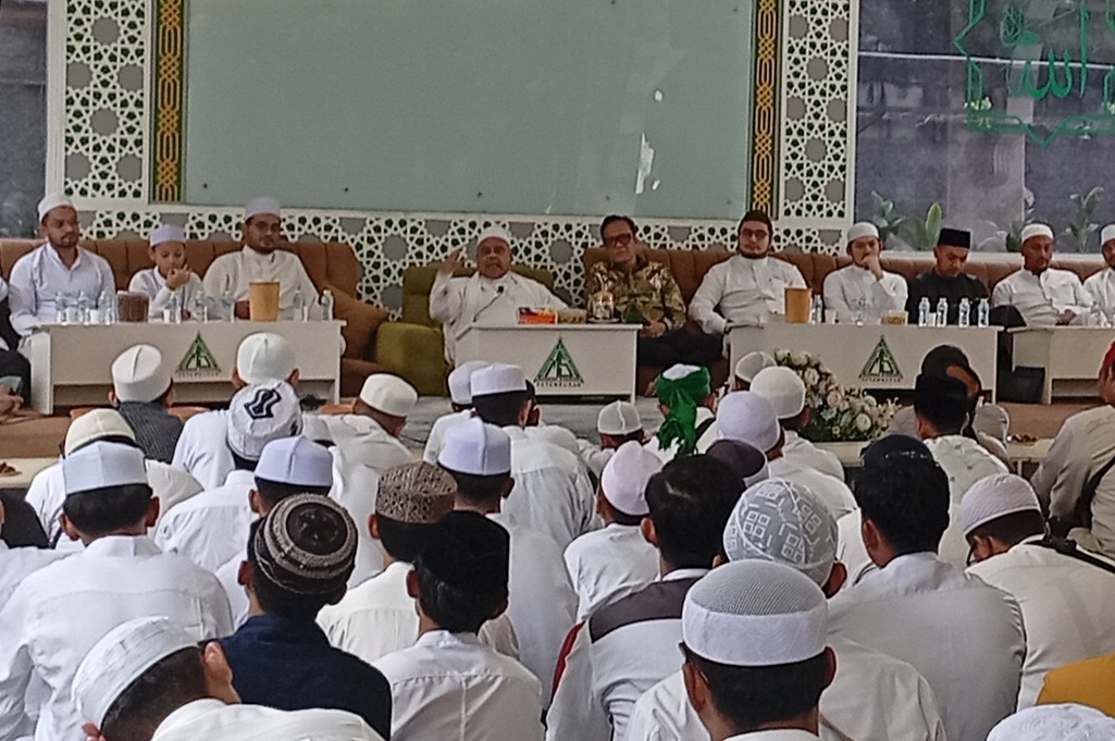 Wamenaker Immanuel Ebenezer Halalbihalal dengan Habib Rizieq, Khusyuk Dengarkan Ceramah