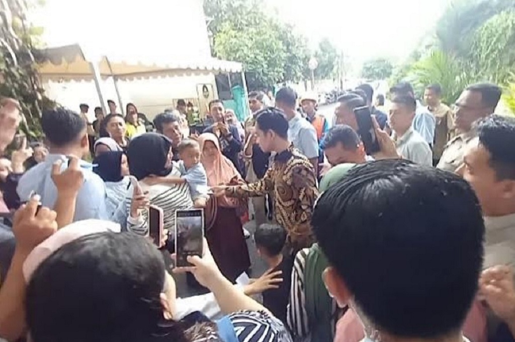 Momen Gibran Bagikan Amplop THR Lebaran untuk Anak-anak di Rumah Jokowi