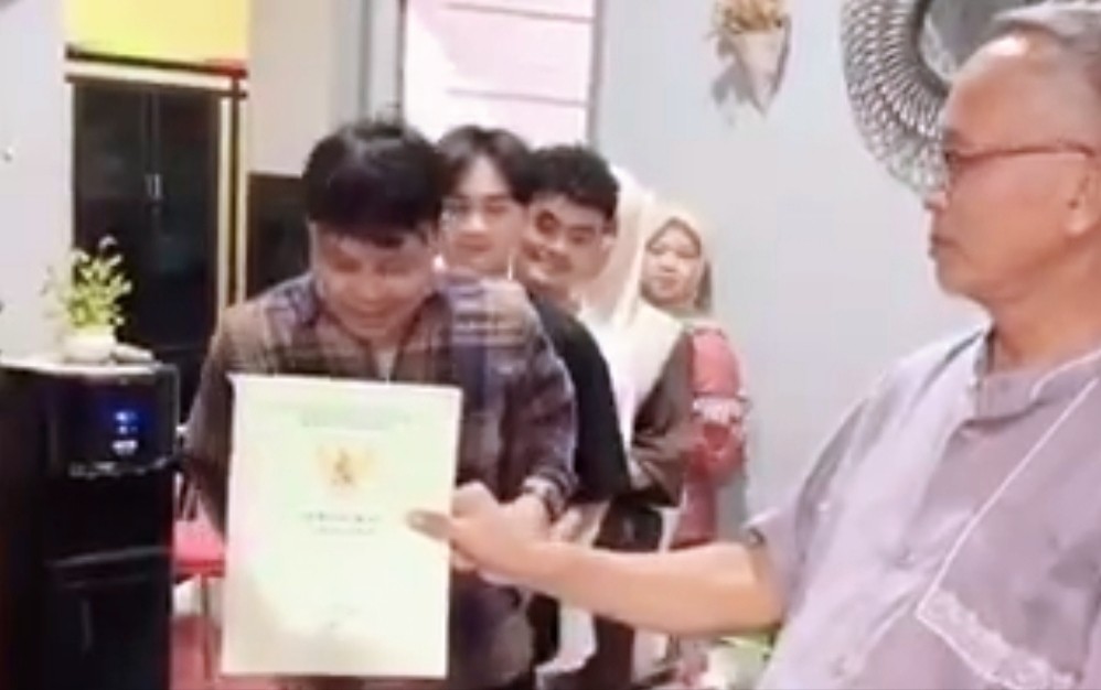 Bukan Uang atau Kendaraan, Viral Keluarga Ini Bagi-Bagi THR Sertifikat Rumah