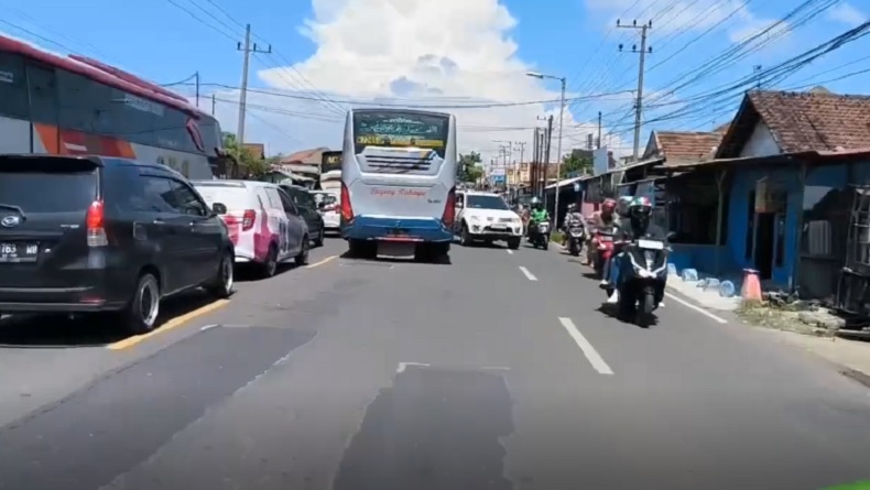 Geram dengan Ulah Sopir Nakal Lawan Arus, Polisi di Jombang Kejar Bus Sugeng Rahayu