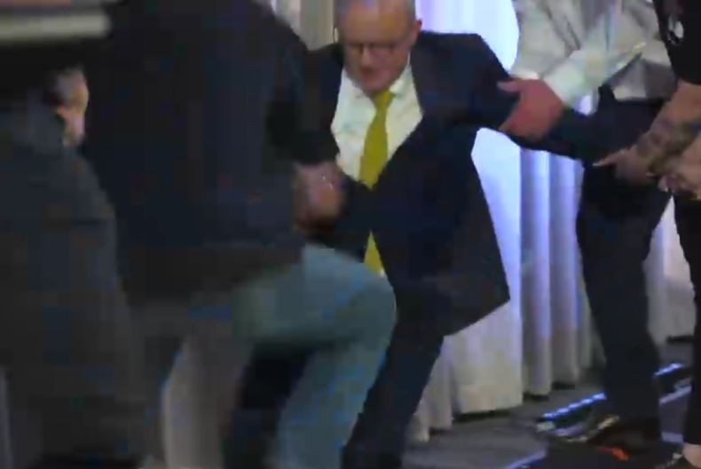 PM Australia Albanese Jatuh di Panggung saat Kampanye
