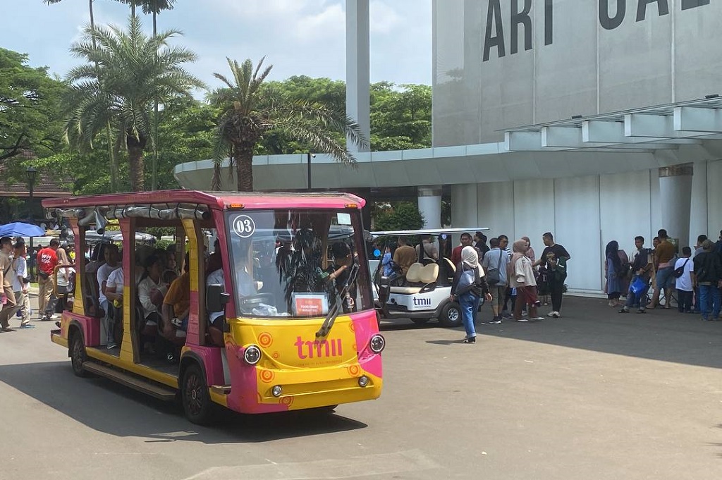 TMII Dipadati Pengunjung Hari Ini, Ada Atraksi Budaya hingga Bazar