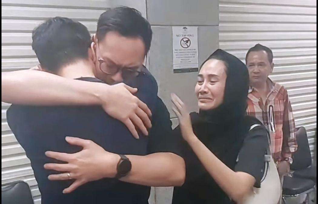 Tiba di Indonesia, Tangis Surya Sahetapy Pecah di Pelukan sang Kakak 