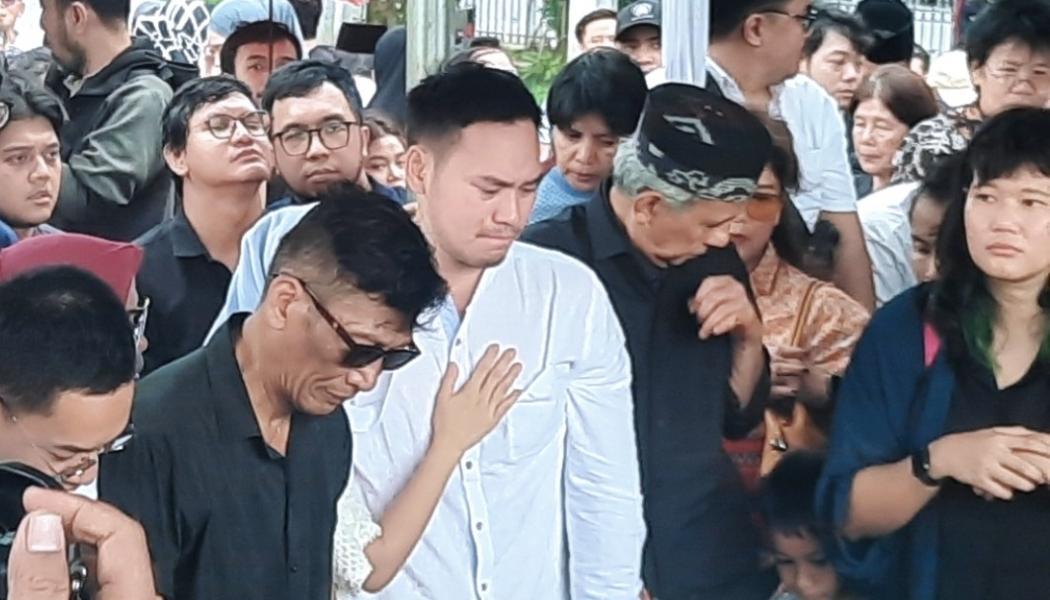 Tangis Keluarga Pecah Iringi Proses Pemakaman Ray Sahetapy, 3 Putranya Pangku Jasad sang Ayah