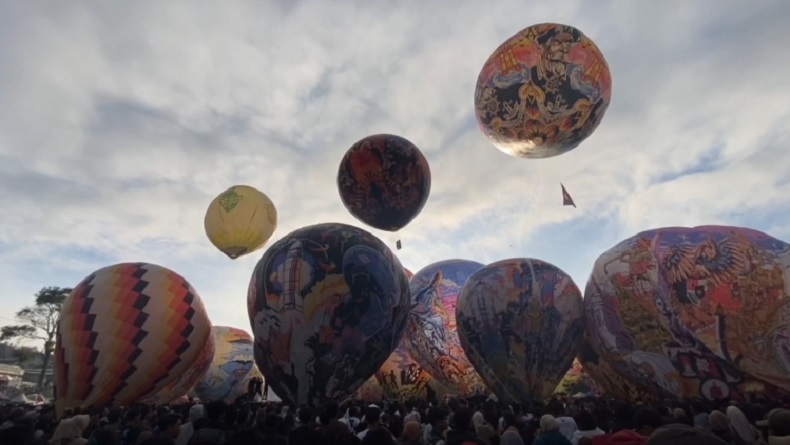 Meriah, Warga Brasil dan Kolombia Ikut Festival Balon Udara Tradisional Wonosobo